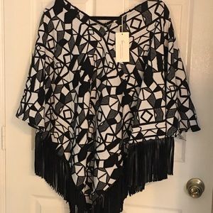 TWO BY VINCE CAMUTO GEOMETRIC PONCHO W/ SLEEVES